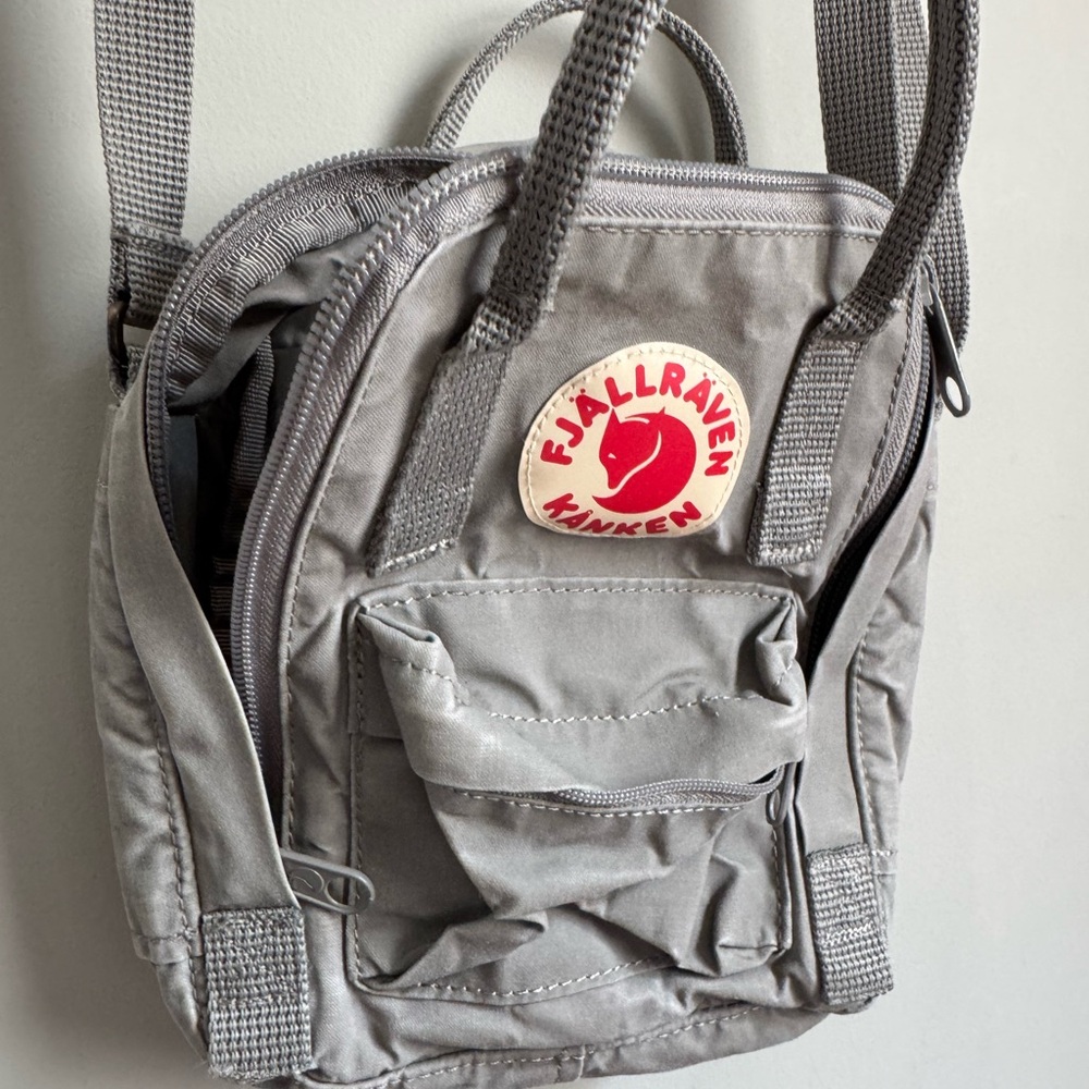 Fjallraven Kånken Mini Crossbody Bag in Gray
